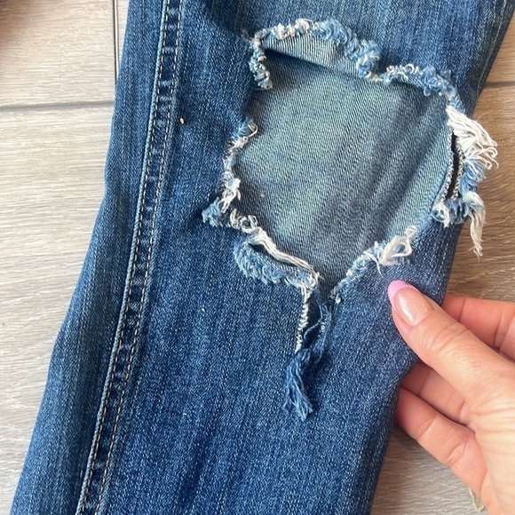 Free people distressed destroyed knee dark denim high waist jeans size 26 - Picture 7 of 8